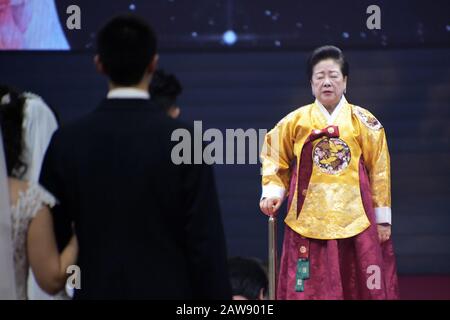 Gapyeong, Corée Du Sud. 7 février 2020. Han Hak-ja, épouse du défunt fondateur de l'Eglise de l'unification, Moon Sun-myung, prie lors de la cérémonie de bénédiction de la Fédération de la famille pour la paix et l'unification mondiales au Centre mondial de la paix de CheongShim à Gapyeong, Corée du Sud, le vendredi 7 février 2020. Photo de Keizo Mori/UPI crédit: UPI/Alay Live News Banque D'Images