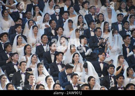 Gapyeong, Corée Du Sud. 7 février 2020. 6 000 couples nouvellement mariés célèbrent lors de la cérémonie de bénédiction de la Fédération de la famille pour la paix et l'unification mondiales au Centre mondial de la paix de Cheongshim à Gapyeong, en Corée du Sud, le vendredi 7 février 2020. Photo de Keizo Mori/UPI crédit: UPI/Alay Live News Banque D'Images