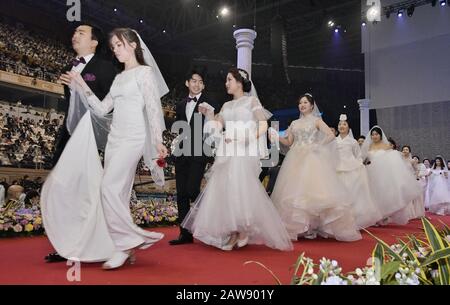 Gapyeong, Corée Du Sud. 7 février 2020. Les couples nouvellement mariés marchent lors de la cérémonie de bénédiction de la Fédération de la famille pour la paix et l'unification mondiales au Centre mondial de la paix de CheongShim à Gapyeong, en Corée du Sud, le vendredi 7 février 2020. Photo de Keizo Mori/UPI crédit: UPI/Alay Live News Banque D'Images