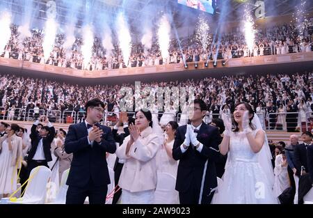 Gapyeong, Corée Du Sud. 7 février 2020. 6 000 couples nouvellement mariés célèbrent lors de la cérémonie de bénédiction de la Fédération de la famille pour la paix et l'unification mondiales au Centre mondial de la paix de Cheongshim à Gapyeong, en Corée du Sud, le vendredi 7 février 2020. Photo de Keizo Mori/UPI crédit: UPI/Alay Live News Banque D'Images