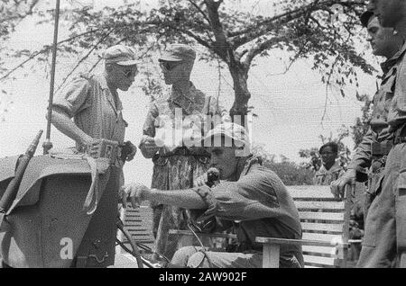 Entrée et avance à Yogya du 1-15 Infantry Regiment [Colonel D.R.A. Langen (avec le papier en main) consulte un autre agent. Pour eux, un opérateur de radio] Date: 19 décembre 1948 lieu: Indonésie Hollandais East Indies Banque D'Images