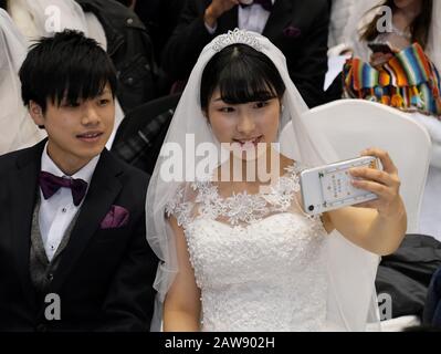 Gapyeong, Corée Du Sud. 7 février 2020. Les couples nouvellement mariés prennent selfie avant la cérémonie de bénédiction de la Fédération de la famille pour la paix et l'unification mondiales au Centre mondial de la paix de CheongShim à Gapyeong, en Corée du Sud, le vendredi 7 février 2020. Photo de Keizo Mori/UPI crédit: UPI/Alay Live News Banque D'Images