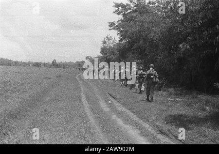 Entrée et avance à Yogya du 1-15 Infantry Regiment [Les Soldats courent pendant une marche sur le karrepad le long d'une forêt] Date : 19 décembre 1948 lieu : Indes hollandaises de l'est de l'Indonésie Banque D'Images