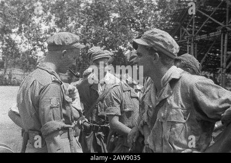 Entrée et avance à Yogya du 1-15 Infantry Regiment [officier de pipe consulte les hommes] Date: 19 décembre 1948 lieu: Indonésie, Inde néerlandaise Banque D'Images