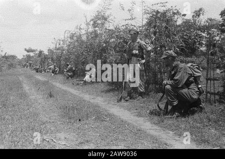 Entrée et avance à Yogya du 1-15 Infantry Regiment [Soldats pendant une pause le long du karrepad. Il Reste Vigilant] Date : 19 Décembre 1948 Lieu : Indes Orientales Néerlandaises D'Indonésie Banque D'Images