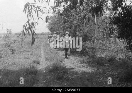 Entrée et avance à Yogya du 1-15 Infantry Regiment [Les Soldats courent pendant une marche sur le karrepad le long d'une forêt] Date : 19 décembre 1948 lieu : Indes hollandaises de l'est de l'Indonésie Banque D'Images