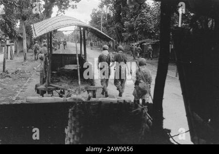 Entrée et avance à Yogya du 1-15 Infantry Regiment [Les Soldats marchent le long des rails de tram à Yogyakarta. Ils Passent À Gauche Dokars] Date: 19 Décembre 1948 Lieu: Indonésie Hollandais East Indies Banque D'Images