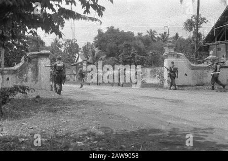 Entrée et avance à Yogya du 1-15 Infantry Regiment [retirer les troupes néerlandaises Yogyakarta in] Date : 19 décembre 1948 lieu : Indes hollandaises de l'est de l'Indonésie Banque D'Images