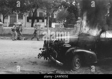 Entrée et avance à Yogya du 1-15 Infantry Regiment [les troupes néerlandaises se retirent à Yogyakarta. Right a Burning car] Annotation: DJK Date: 19 décembre 1948 lieu: Indonésie, Java, Hollandais East Indies Banque D'Images