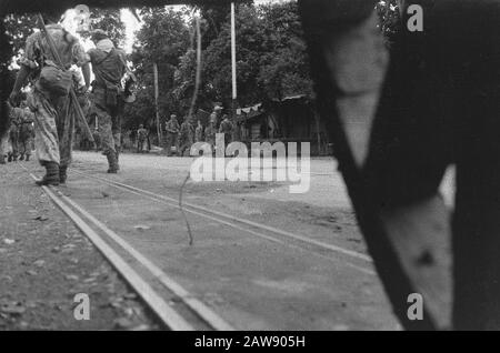 Entrée et avance à Yogya du 1-15 Infantry Regiment [Les Soldats courent sur les lignes de tramway Yogyakarta in] Date : 19 décembre 1948 lieu : Indonésie, Inde néerlandaise Banque D'Images