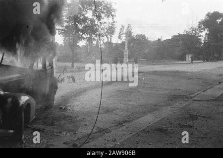 Entrée et avance à Yogya du 1-15 Infantry Regiment [les troupes néerlandaises se retirent à Yogyakarta. Au premier plan une voiture brûlante] Annotation: DJK Date: 19 décembre 1948 lieu: Indes hollandaises de l'est de l'Indonésie Banque D'Images