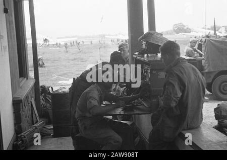 Reportage aéroport Yogya, arrivée Catalina république, membres à l'étude Comité De Bons offices [radiotelefonisten travaillant sur un porche d'un bâtiment à l'aéroport de Yogya ] Date: 19 décembre 1948 lieu: Indonésie Dutch East Indies Banque D'Images