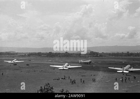 Reportage aéroport Yogya, arrivée Catalina république, membres à l'œil Comité De Bons offices vue d'ensemble de l'aéroport à Yogya de la 'Tour de contrôle' Date: 19 décembre 1948 lieu: Indonésie Hollandais East Indies Banque D'Images