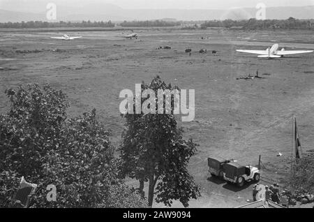 Reportage aéroport Yogya, arrivée Catalina république, membres à l'œil Comité De Bons offices vue d'ensemble de l'aéroport à Yogya de la 'Tour de contrôle' Date: 19 décembre 1948 lieu: Indonésie Hollandais East Indies Banque D'Images