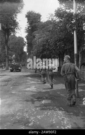 Ascension et entrée dans les troupes hollandaises Solo dans les rues de Solo, sous couverture des transporteurs Date: 21 décembre 1948 lieu: Indonésie, Java, Java, Hollandais East Indies, Solo, Surakarta Banque D'Images