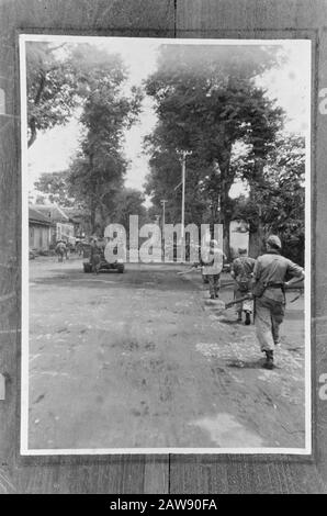 Ascension et entrée dans les troupes hollandaises Solo dans les rues de Solo, sous couverture des transporteurs Annotation: Repro Negative [HH 78/5217] Date: 21 décembre 1948 lieu: Indonésie Dutch East Indies Banque D'Images
