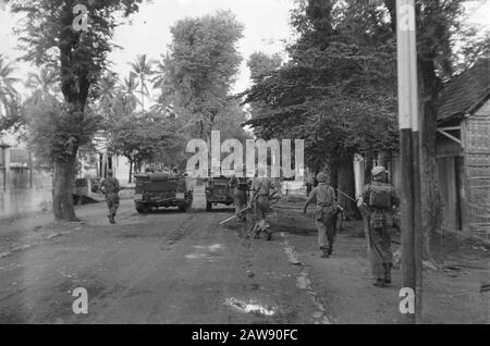 Ascension et entrée dans les troupes hollandaises Solo dans les rues de Solo, sous couverture des transporteurs Date: 21 décembre 1948 lieu: Indonésie, Java, Hollandais East Indies, Solo Banque D'Images