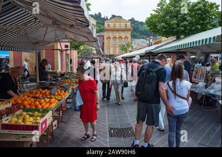 Nice, France - 14 mai 2015 : promenade dans le marché des cours Saleya dans la vieille ville de Nice, France Banque D'Images