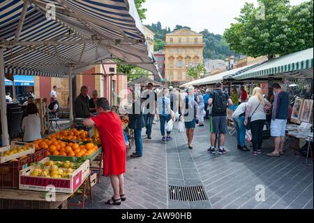 Nice, France - 14 mai 2015 : Des Produits frais à vendre sur le célèbre marché des cours Saleya dans la vieille ville de Nice, France Banque D'Images