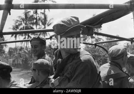 Ascension et entrée en troupes hollandaises Solo dans les camions en direction de Solo Date : 20 décembre 1948 lieu : Indes hollandaises orientales d'Indonésie Banque D'Images