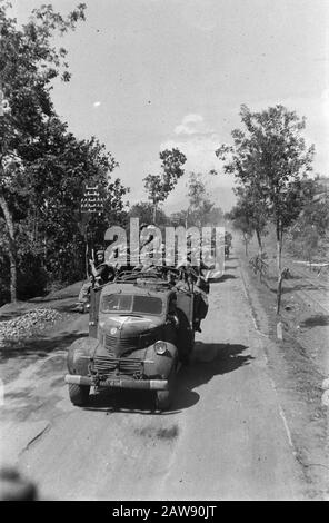 Ascension et entrée dans Solo Dutch troupes dans les camions en direction de Solo Date: 20 décembre 1948 lieu: Indonésie, Java, Java, Dutch East Indies Solo, Surakarta Banque D'Images