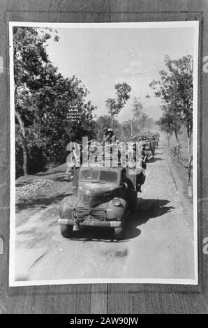 Ascension et entrée en troupes hollandaises seules dans les camions en direction de Solo Annotation: Repro Negative Date: 20 décembre 1948 lieu: Indonésie Dutch East Indies : Schilling, T. / DLC Titulaire du droit d'auteur: National Archives Type de matériel: Négatif (noir / blanc) numéro d'inventaire: Voir accès 2.24.04.02 Banque D'Images