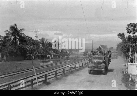 Ascension et entrée en troupes hollandaises Solo dans les camions en direction de Solo Date : 20 décembre 1948 lieu : Indes hollandaises orientales d'Indonésie Banque D'Images