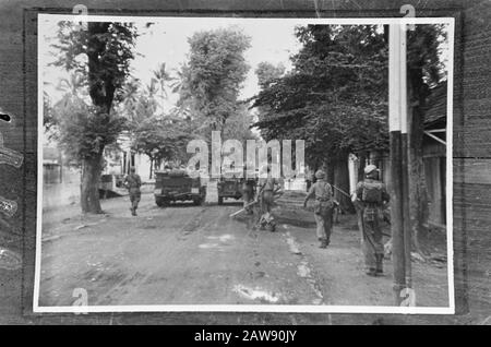 Ascension et entrée dans les troupes hollandaises Solo dans les rues de Solo, sous couverture des transporteurs Annotation: Repro Negative Date: 21 décembre 1948 lieu: Indonésie, Java, Hollandais East Indies, Solo Banque D'Images