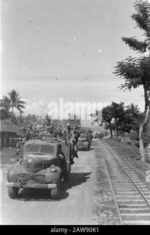 Ascension et entrée en troupes hollandaises Solo dans les camions en direction de Solo Date : 20 décembre 1948 lieu : Indes hollandaises orientales d'Indonésie Banque D'Images