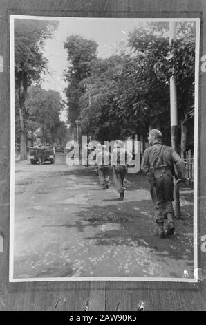Ascension et entrée dans les troupes hollandaises Solo dans les rues de Solo, sous couverture des transporteurs Annotation: Repro Negative Date: 21 décembre 1948 lieu: Indonésie, Java, Hollandais East Indies, Solo Banque D'Images