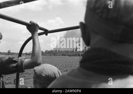 Monter et entrer dans Solo Dutch troupes dans les camions en direction de Solo Annotation: À la distance vous pouvez voir un feu Date: 20 décembre 1948 lieu Indonésie, Java, Hollandais East Indies, Solo Banque D'Images