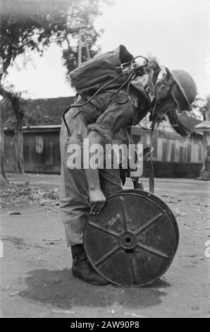 Ascension et entrée en solo [Soldats du Sceau militaire engagés dans la construction de lignes téléphoniques de terrain] Date: 21 décembre 1948 lieu: Indonésie Indes orientales néerlandaises : Schilling, T. / DLC Titulaire du droit d'auteur: Archives nationales Type de matériel: Négatif (noir / blanc) numéro d'inventaire: Voir accès 2.24.04.02 Banque D'Images