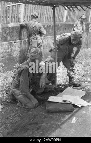Monter et entrer dans Solo Dutch Command post dans les rues de Solo lors de l'entrée de la ville Date: 21 décembre 1948 lieu: Indonésie, Java, Hollandais East Indies, Solo Banque D'Images