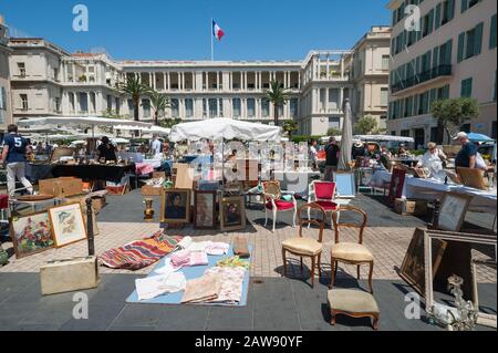 Nice, France - 18 mai 2015 : antiquités à vendre sur le célèbre marché des antiquités de cours Saleya dans la vieille ville de Nice, France Banque D'Images