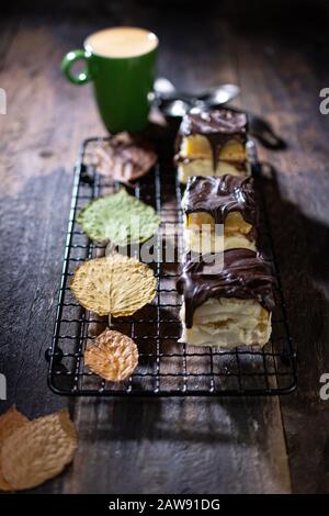 Gâteau à la crème recouvert de chocolat.café aromatique avec dessert.nourriture saine et boisson Banque D'Images