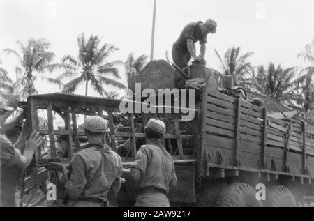 4ème Brigade d'infanterie prête à mars sur Wlingi Date : décembre 1948 lieu : Indes orientales néerlandaises d'Indonésie Banque D'Images