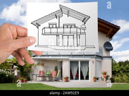 Illustration De La Maison Devant La Maison Réelle Banque D'Images