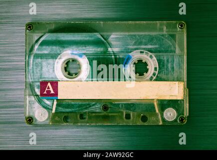 Cassette ancienne grungy sur fond en métal brossé, effet de couleur vintage croisé Banque D'Images