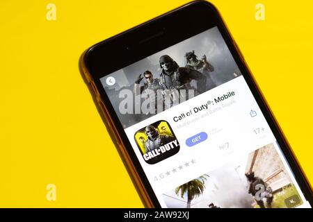 Los Angeles, Californie, États-Unis - 25 janvier 2020: Logo de Call of Duty jeu application mobile sur l'écran du téléphone gros plan sur fond jaune Banque D'Images