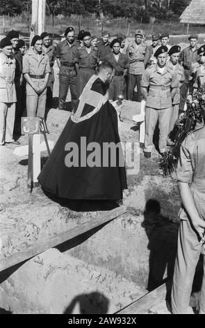 Enterrement Hussar de Boreel Medan (DJK) funérailles militaires. Les cavalrymen KNil et les hussards de Boreel se tiennent à la tombe. Un prêtre catholique bénit la tombe Date: 01/01/1947 lieu: Indonésie Antilles orientales néerlandaises Banque D'Images
