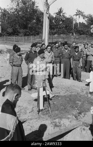 Enterrement Hussar de Boreel Medan (DJK) funérailles militaires. Les cavalrymen KNil et les hussards de Boreel se tiennent à la tombe. Un officier d'hussars parle à la tombe Date: 01/01/1947 lieu: Indonésie Hollandais East Indies Banque D'Images