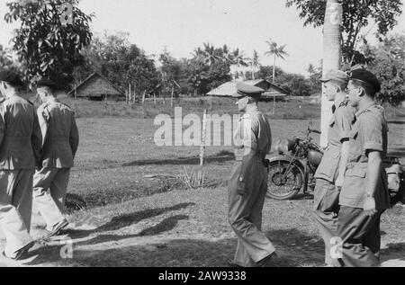 Enterrement Hussar de Boreel Medan (DJK) funérailles militaires. Le cercueil est suivi cavalrymen KNIL Date: 01/01/1947 lieu: Indes hollandaises orientales d'Indonésie Banque D'Images