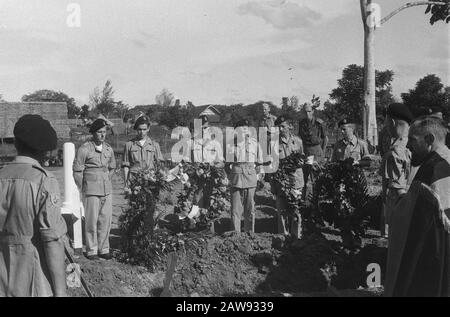 Enterrement Hussar de Boreel Medan (DJK) funérailles militaires. Cavalrymen KNil et Hussars de Boreel se tiennent à la tombe Date: 01/01/1947 lieu: Indes néerlandaises de l'Indonésie Banque D'Images