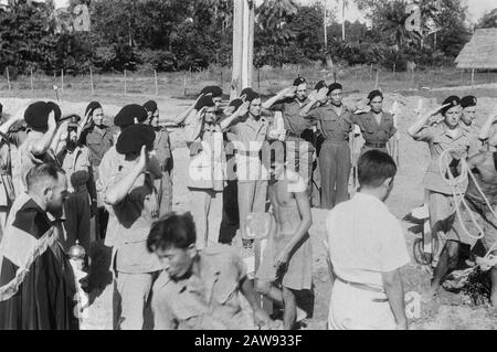 Enterrement Hussar de Boreel Medan (DJK) funérailles militaires. Cavalrymen KNil et Hussars de Boreel saluent à la tombe. A Gauche Un Prêtre Catholique Date: 01/01/1947 Lieu: Indonésie Hollandais East Indies Banque D'Images