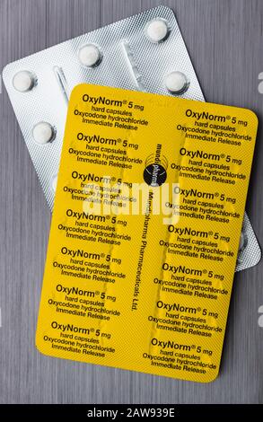 Cork, Irlande - 24 mars 2019: Plaquettes thermoformées de comprimés OxyContin et Oxynorm sur une surface métallique, OxyContin est prescrit pour la douleur sévère mais est connu Banque D'Images