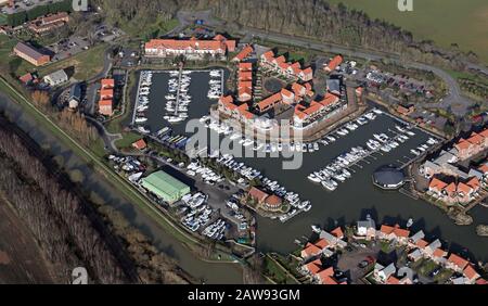 Vue aérienne sur le logement et la marina de Burton Waters, Lincoln Banque D'Images