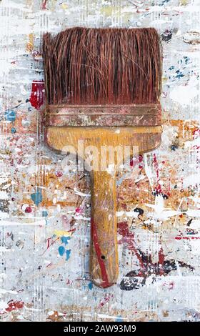 Gros plan sur la brosse à peinture grungie d'ancienne occasion sur fond coloré et vif Banque D'Images