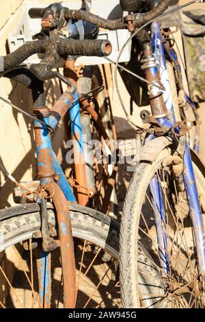 Vieux vélos rouillés au Maroc en Afrique Banque D'Images