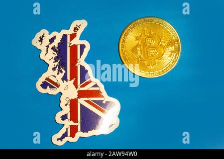 Drapeau britannique avec pose plate Bitcoin pour illustration. Concept de loi btc Cryptocurrency Banque D'Images