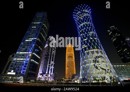 Le quartier de Doha West Bay gratte-ciel la nuit, Qatar Banque D'Images